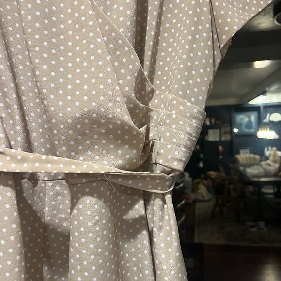 Vintage wrap dress withh belt and demure polka dots 
Timeless and chic - Picture 4 of 5